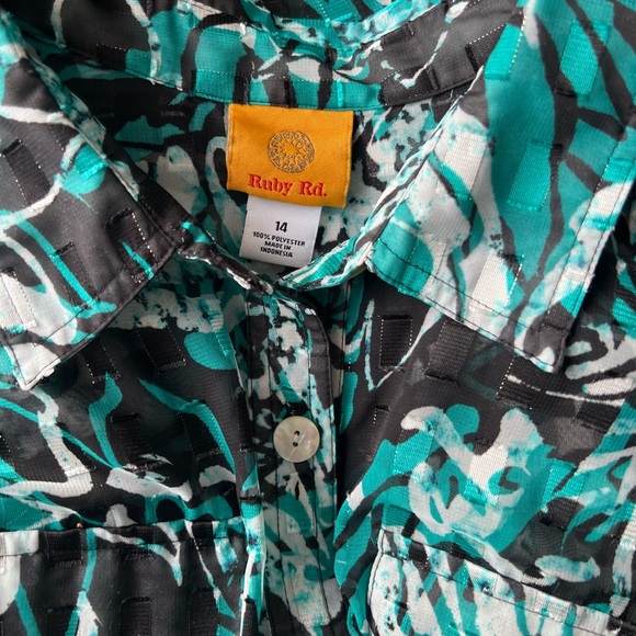 Like new long button down shirt - Picture 3 of 5